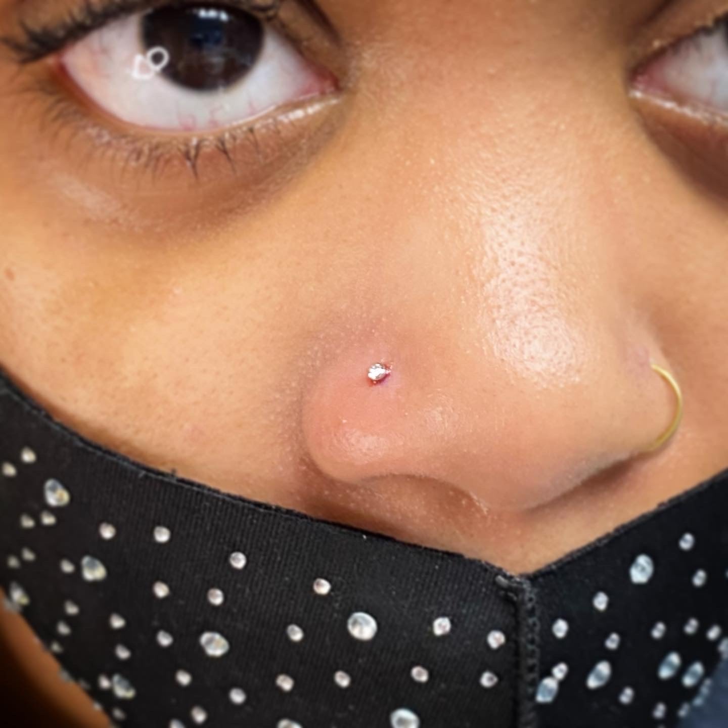 Dot hot sale nose piercing